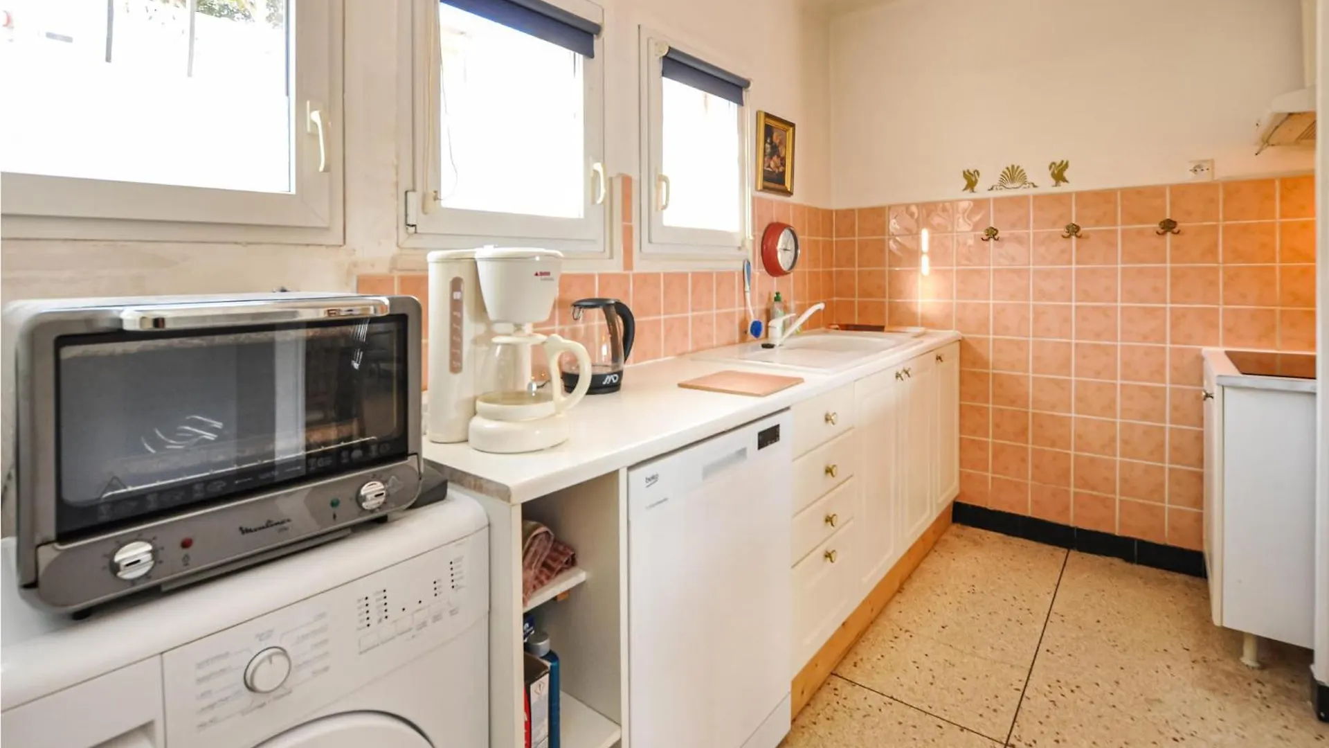 Nice Home In Roquebrune-Sur-Argens With Kitchen Saint-Peire-sur-Mer